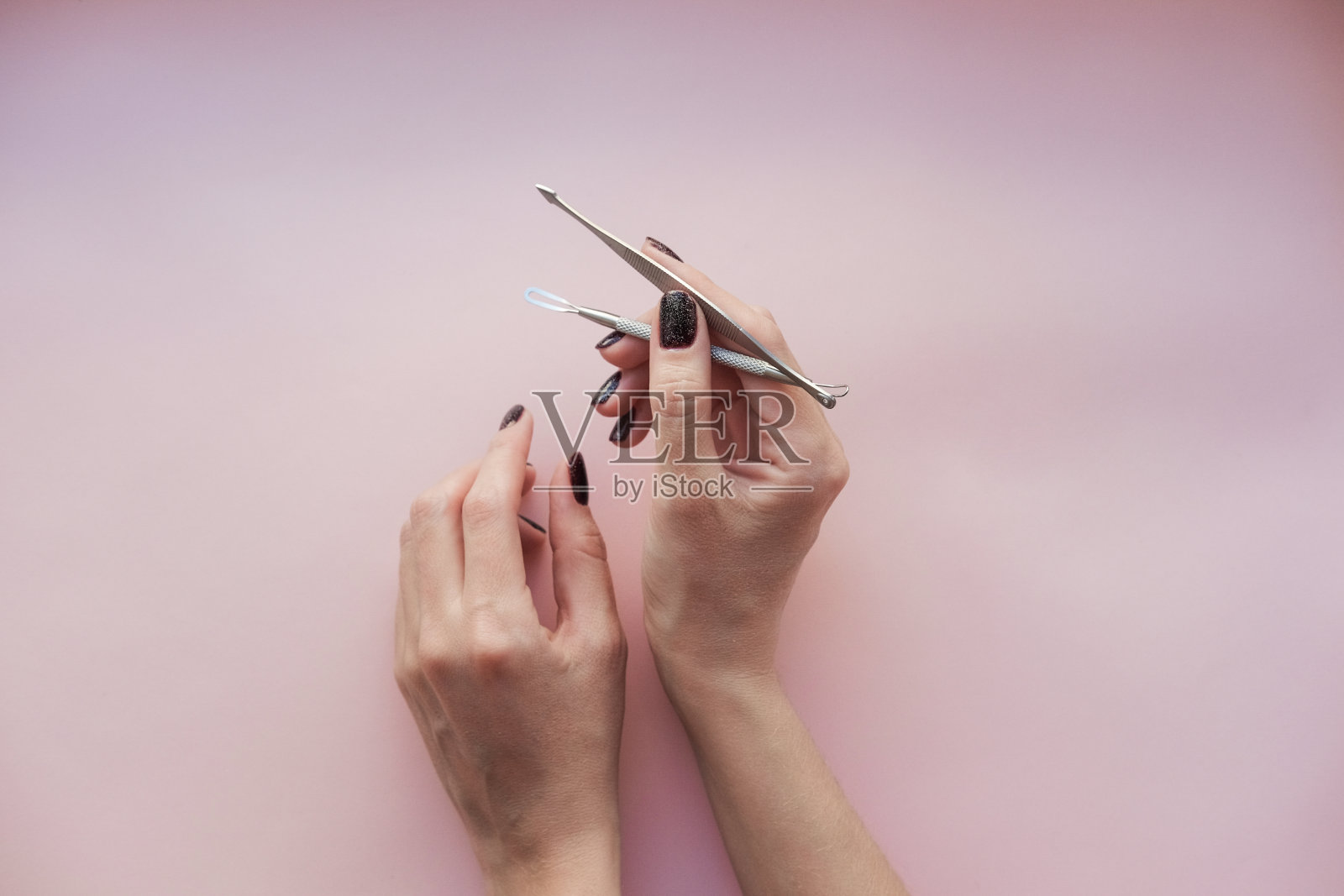 去除粉刺的工具。美容师治疗问题皮肤的工具。照片摄影图片