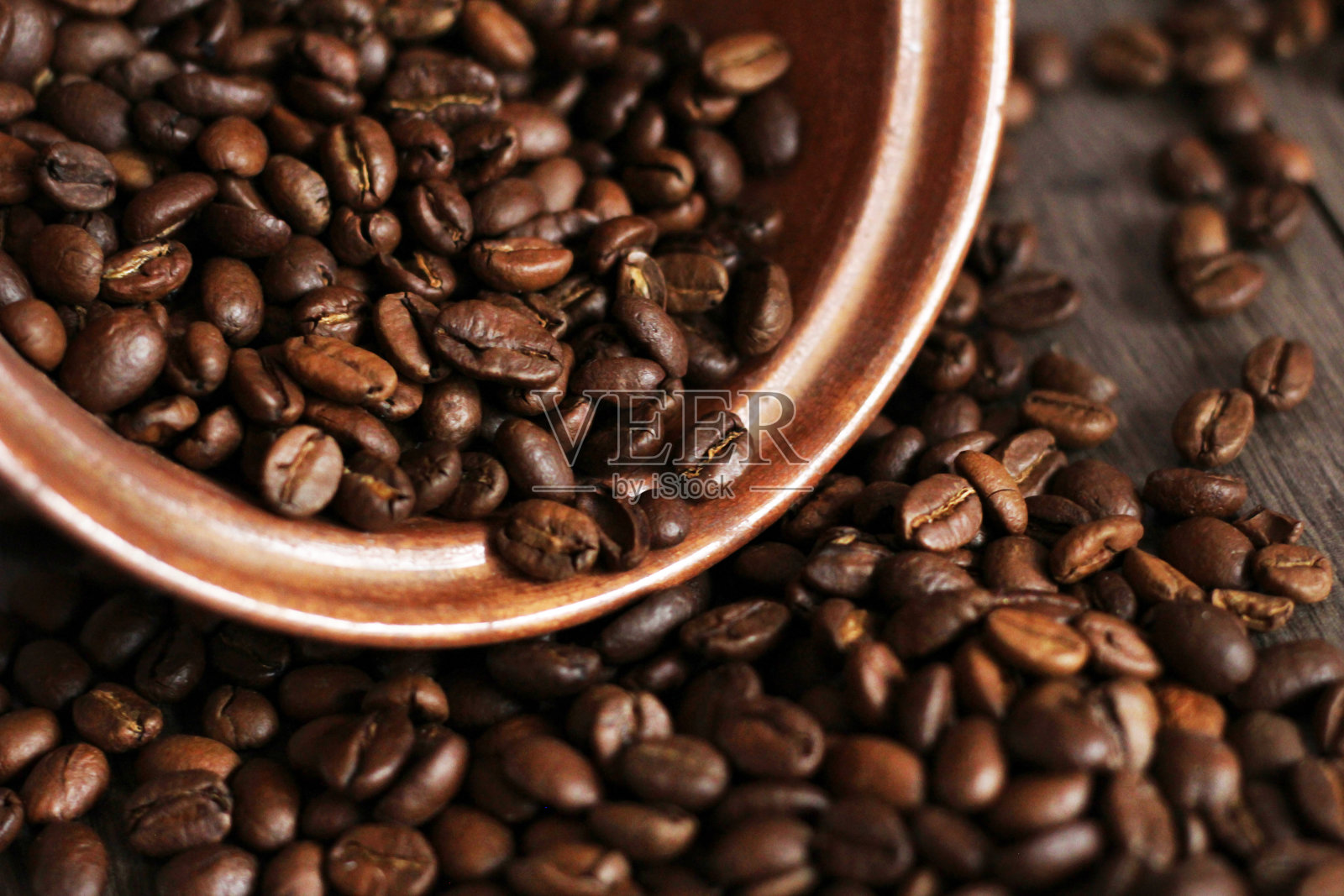 棕色碗里的咖啡豆。照片摄影图片