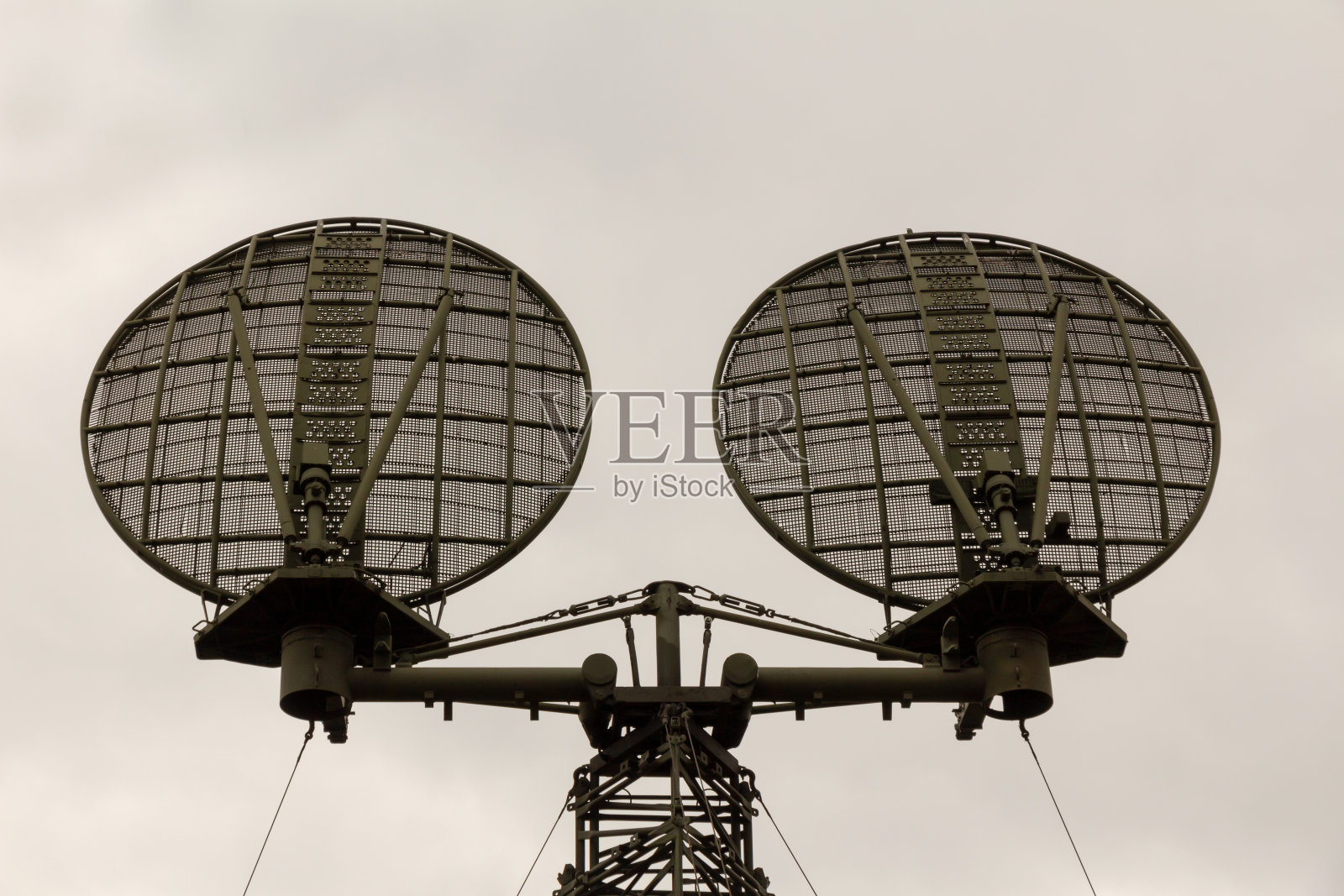 旧的军用无线电中继天线。陆军机动雷达站照片摄影图片