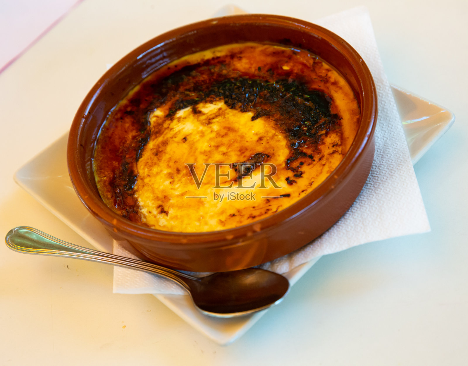 加泰罗尼亚Crema catalana -加泰罗尼亚的甜点。西班牙菜照片摄影图片