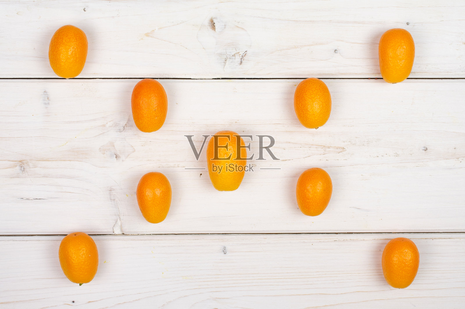 新鲜的橙色金橘在灰色的木头上照片摄影图片