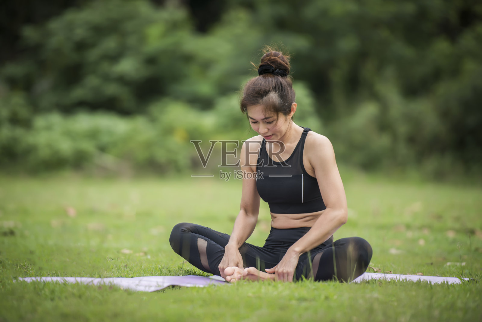 在公园里做健康的瑜伽运动照片摄影图片