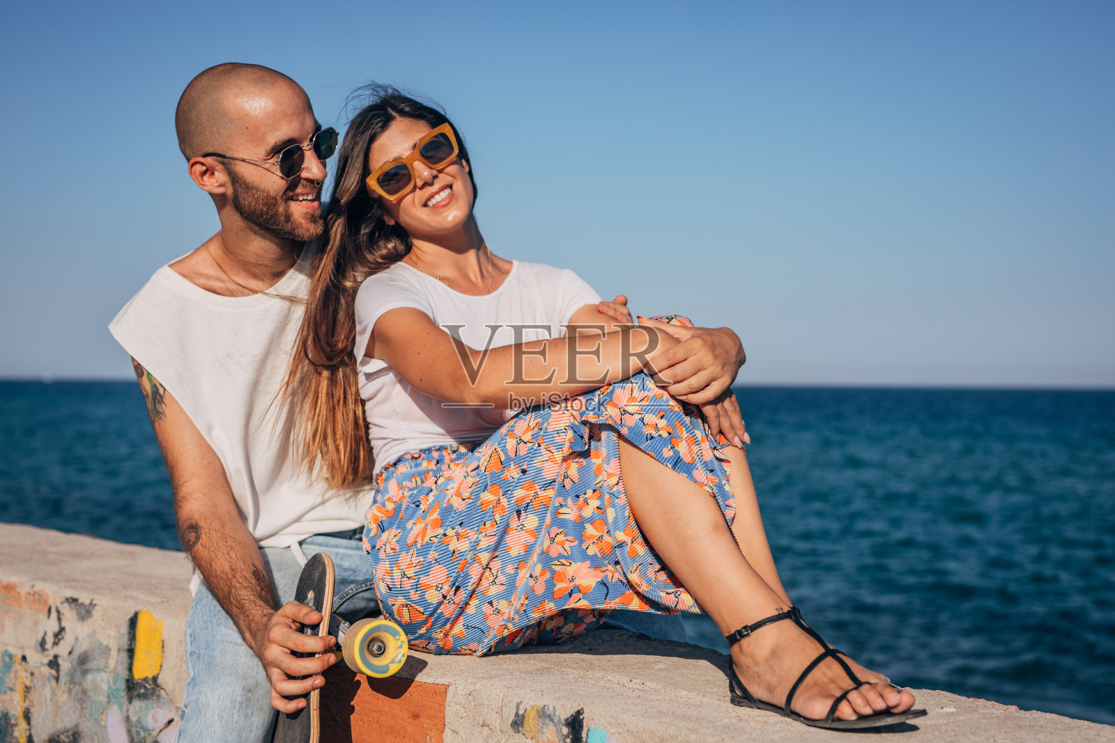 一对年轻夫妇一起在海边放松照片摄影图片