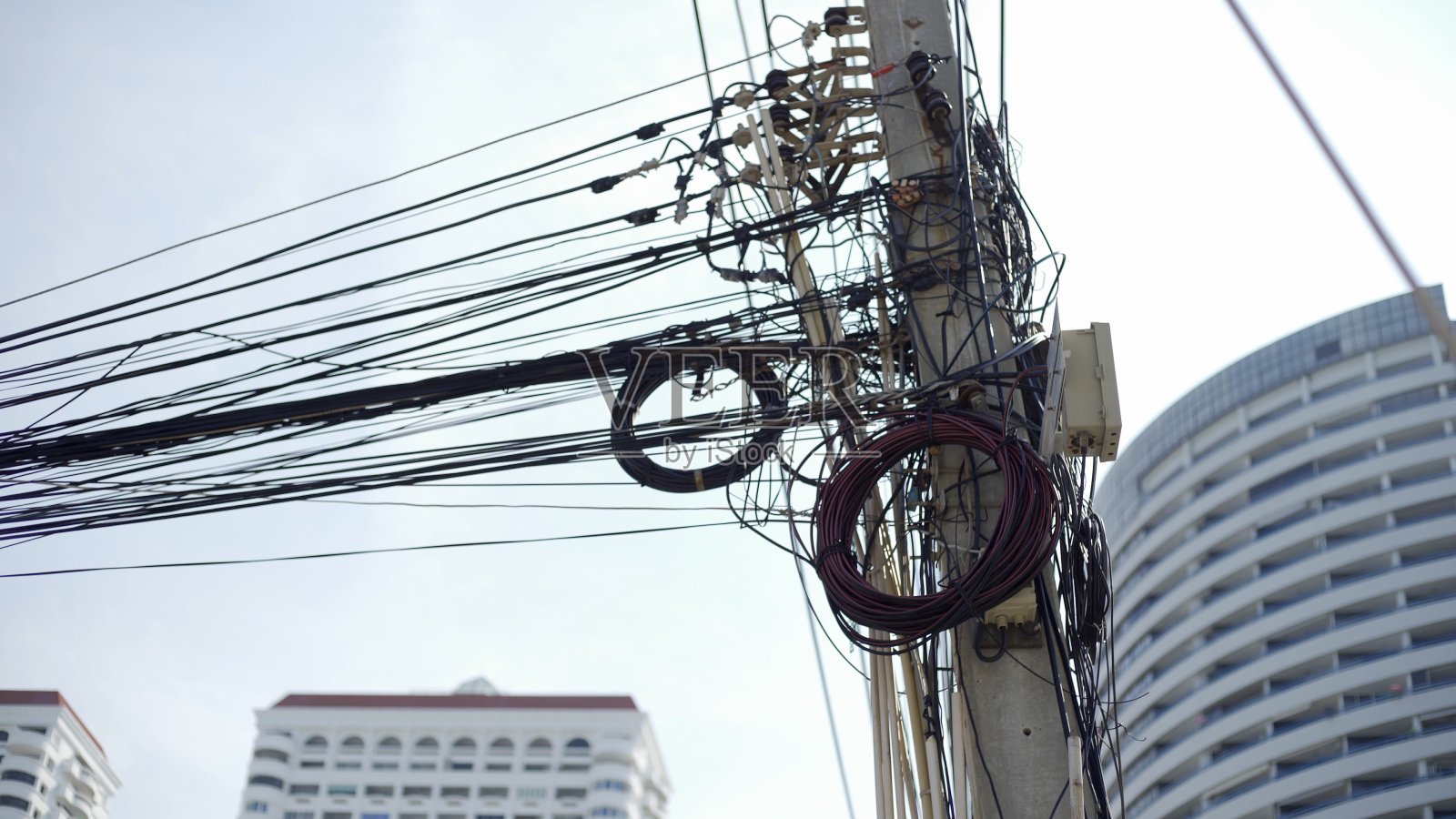 乱七八糟的电线连着电线杆，乱七八糟的电线连着泰国电线杆，电力的概念照片摄影图片