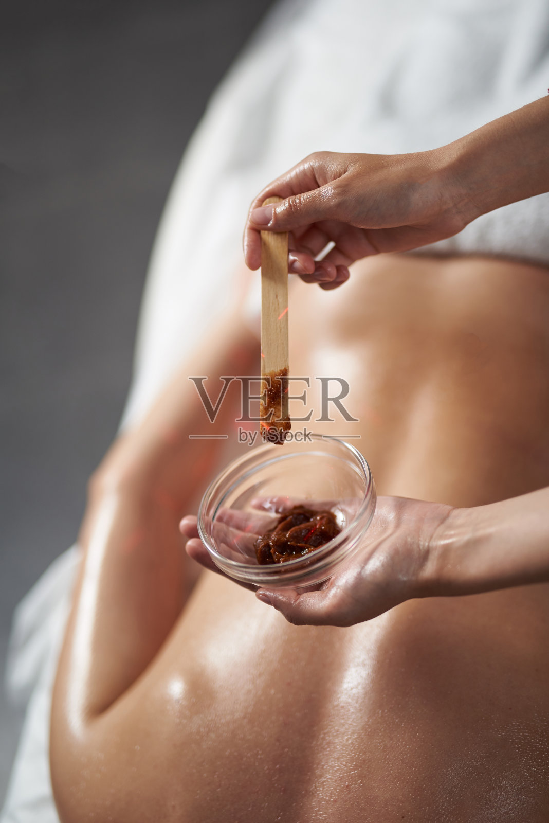 美容师准备水疗美容面膜照片摄影图片