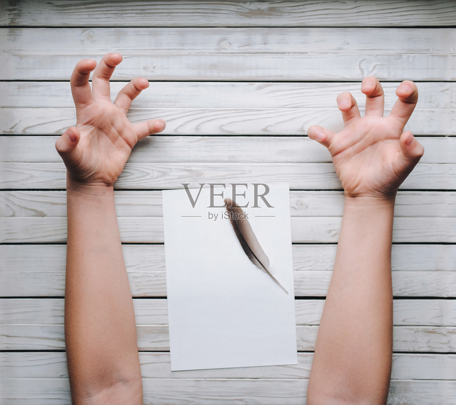 愤怒地握紧的拳头、纸上的笔：诗人的危机照片摄影图片