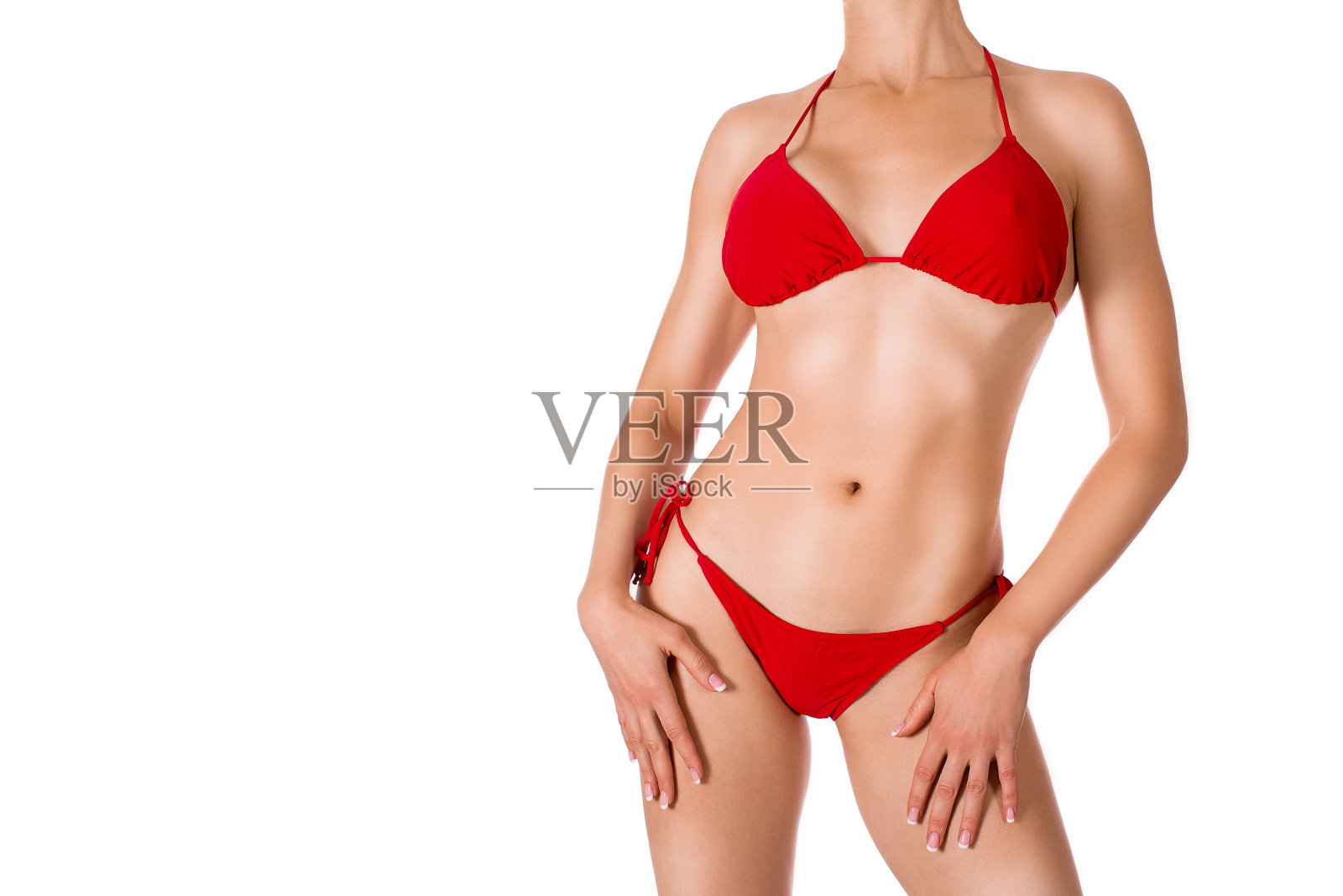 女性裁剪性感晒黑合体在红色经典比基尼，孤立在白色照片摄影图片