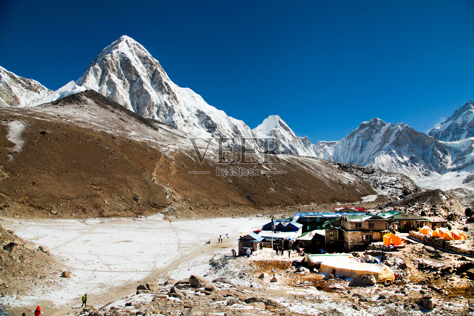 从Gorak Shep，珠峰大本营徒步旅行，尼泊尔，珀莫里山和卡拉帕特尔山的观点照片摄影图片