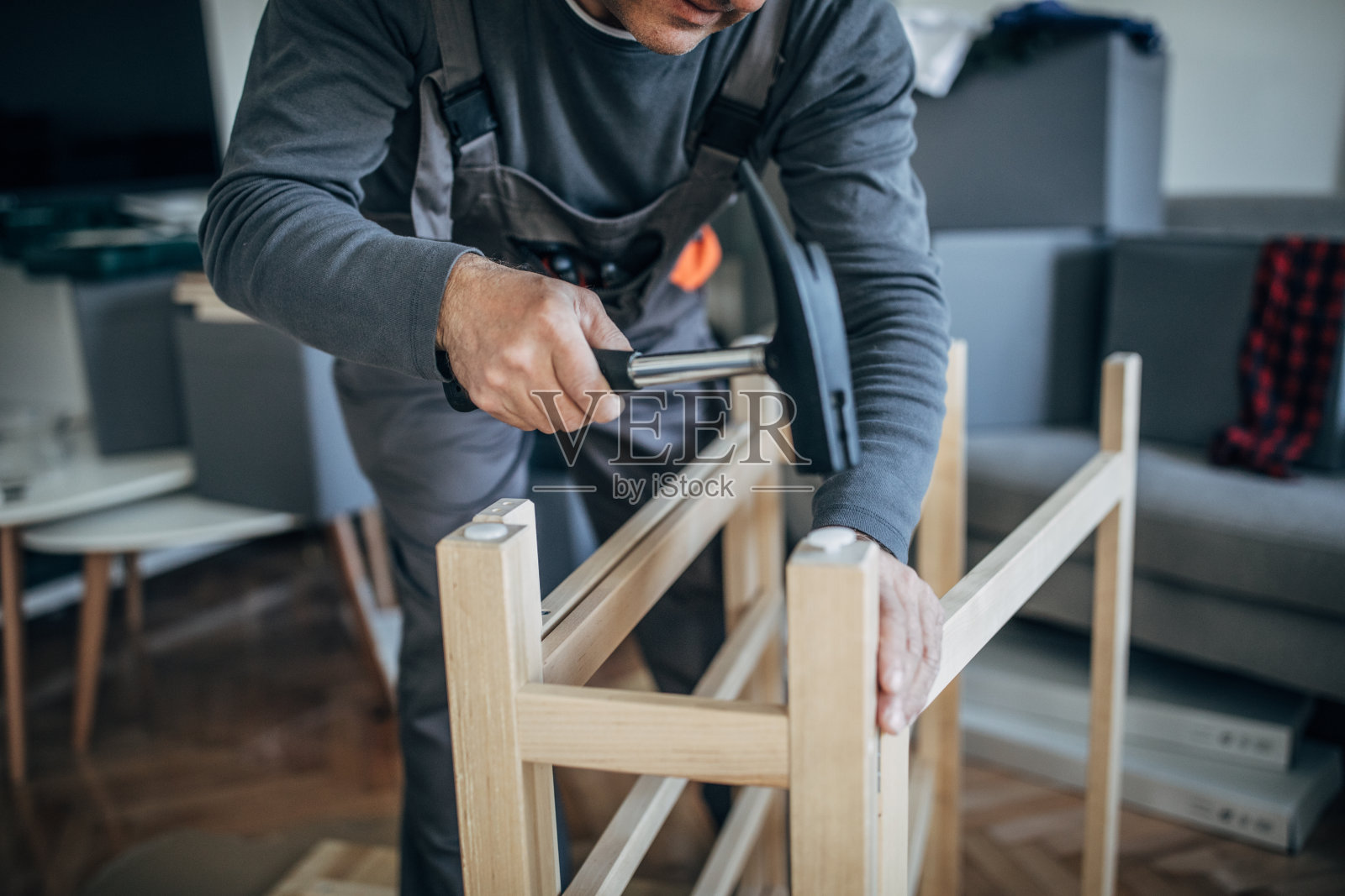 资深家具组装师照片摄影图片