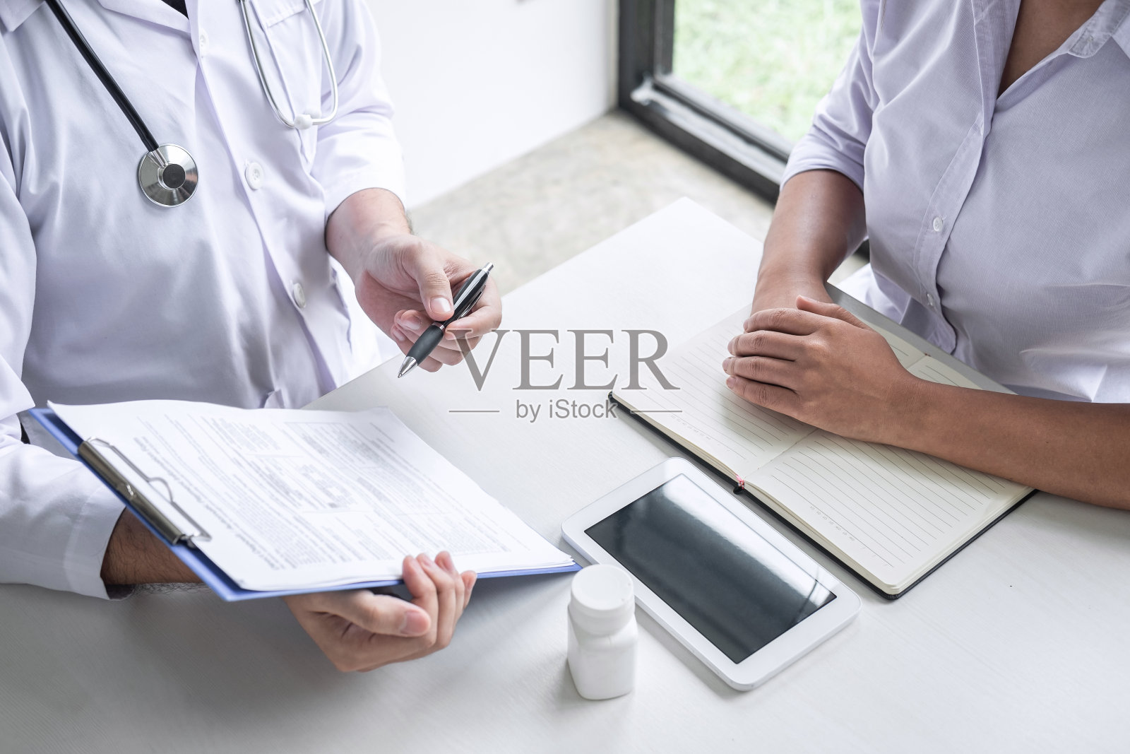 医生对患者进行咨询，检查病情，并给出结果，诊断症状，对疾病问题进行检查，建议治疗方法，保健和医疗照片摄影图片