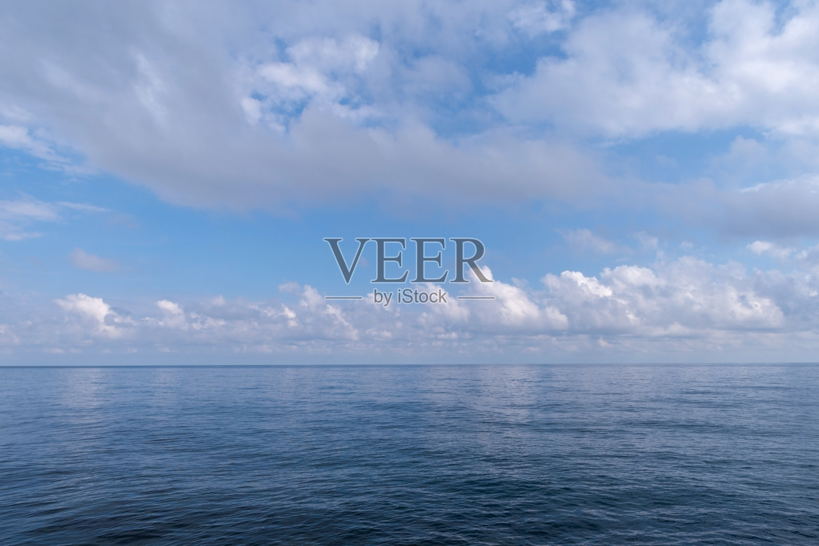 多云天空下的地中海照片摄影图片