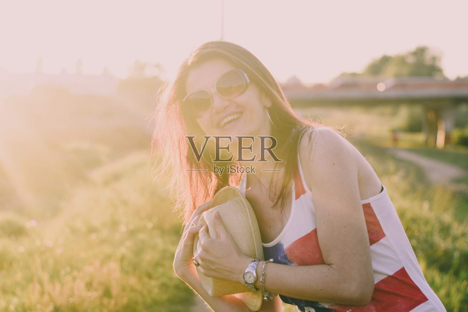 美丽的中年妇女的肖像在日落照片摄影图片