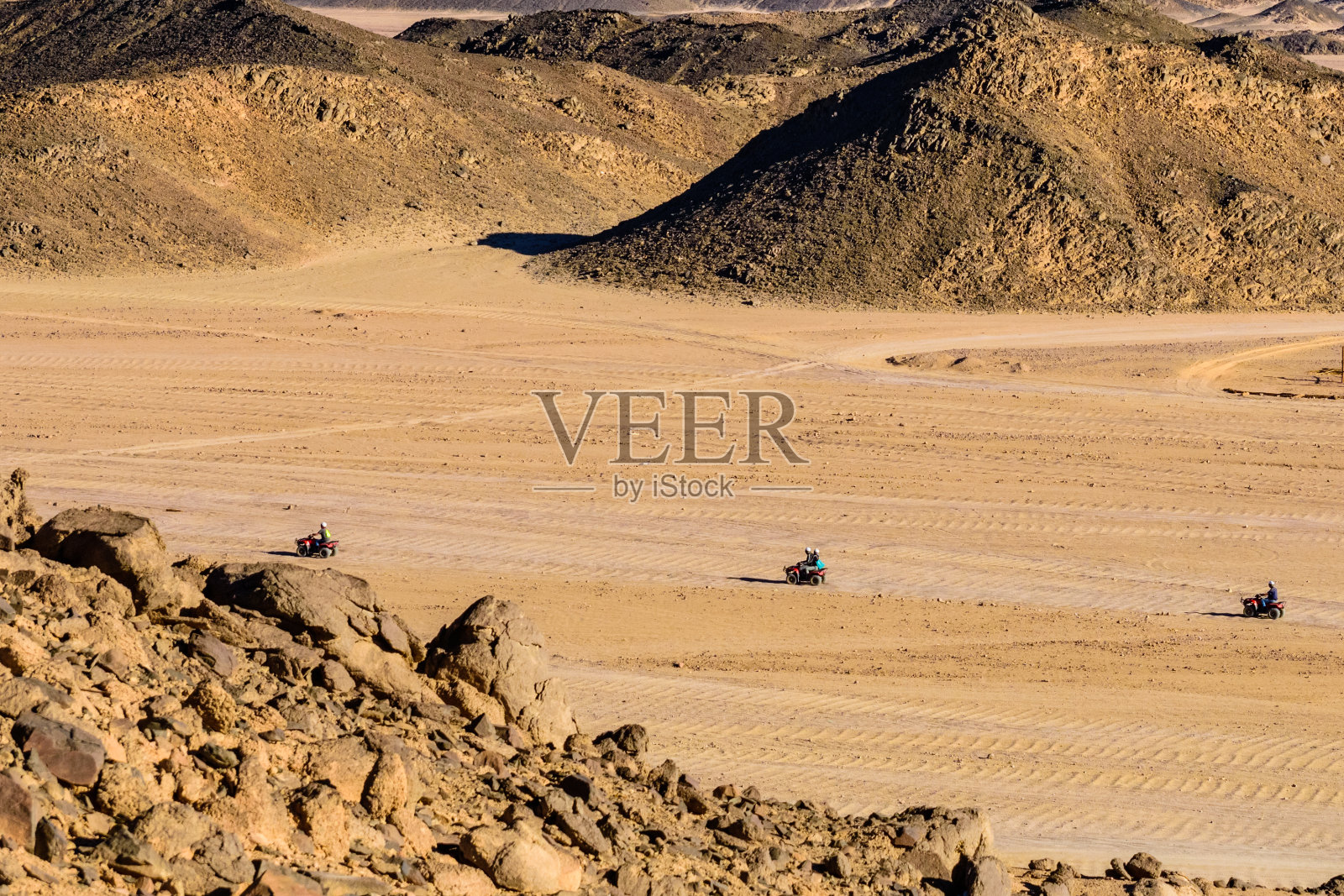 人们在埃及胡尔格达附近的阿拉伯沙漠中驾驶四轮摩托车参加狩猎之旅照片摄影图片