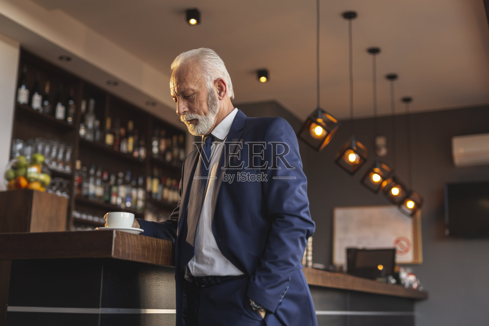 高级商人在餐厅喝咖啡照片摄影图片