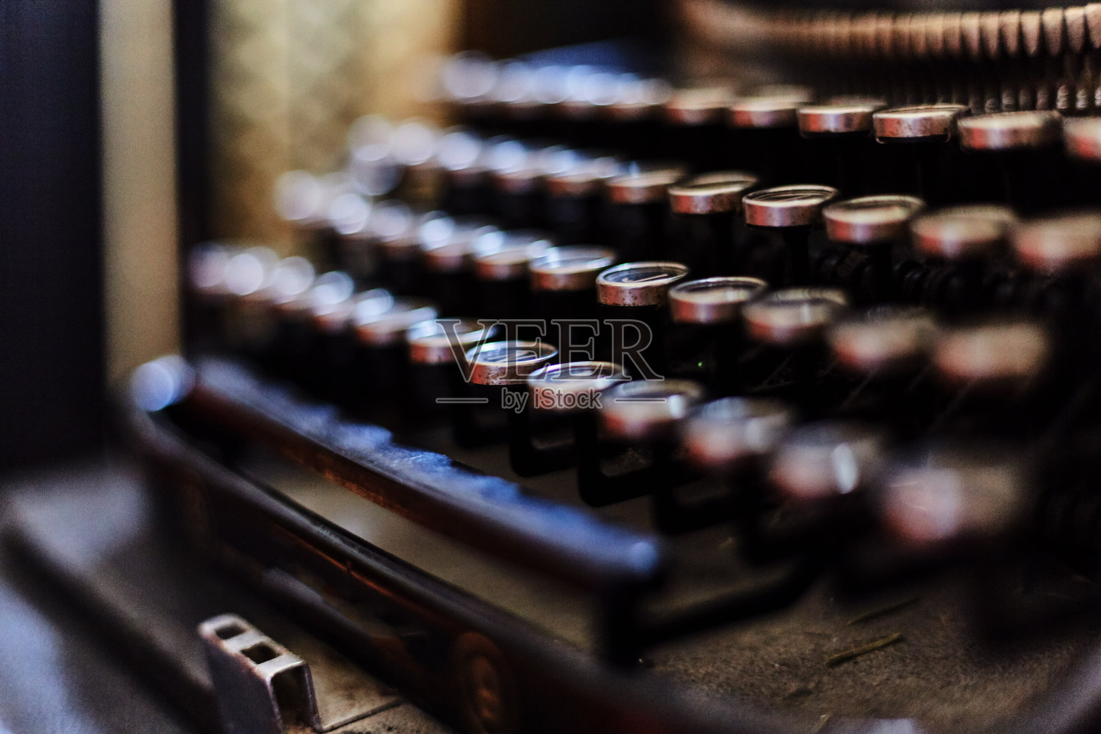 旧打字机键盘上的字母照片摄影图片