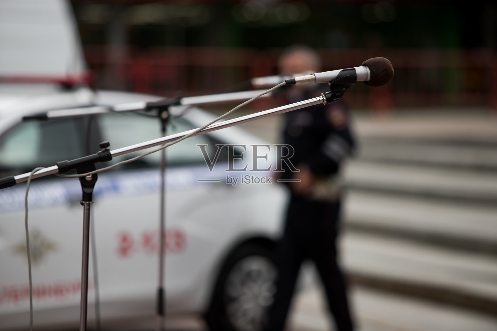 以大礼堂为背景，站在毕业典礼的观众面前照片摄影图片