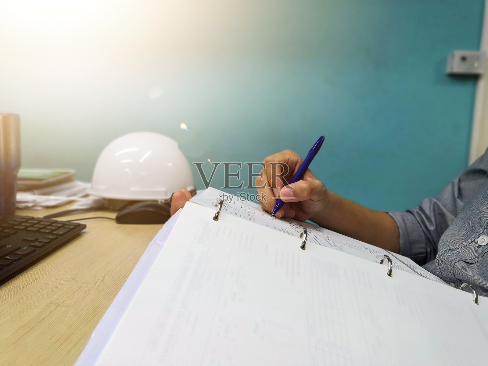 工程师检查和检查数据表。操作完成后，工程师会对巡检文档进行检查。照片摄影图片