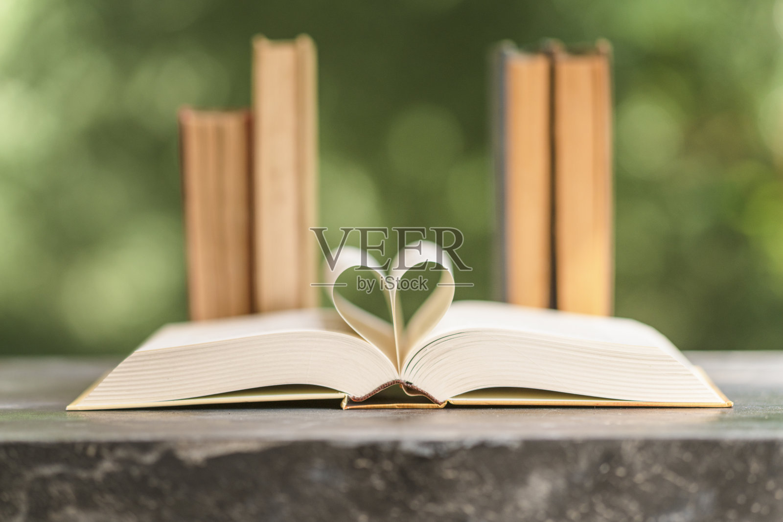 用书页做成的心形照片摄影图片