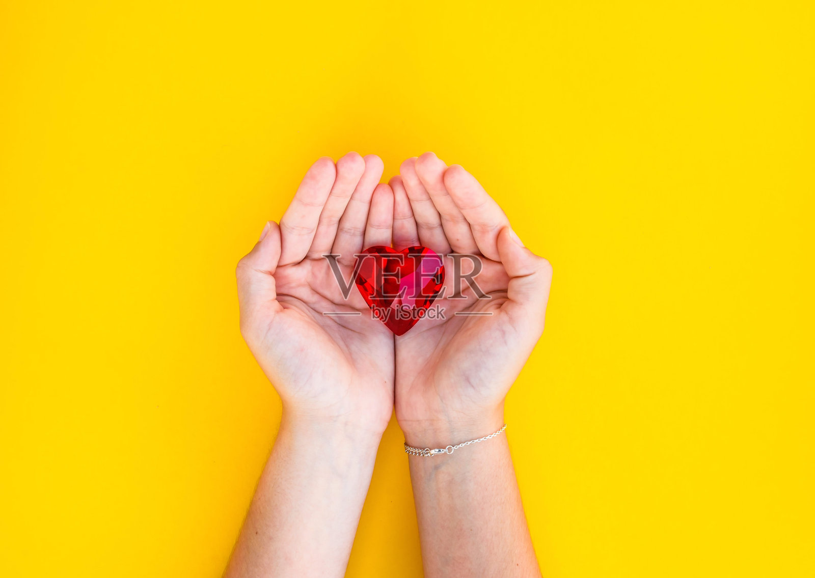 女人的手握着红心。照片摄影图片