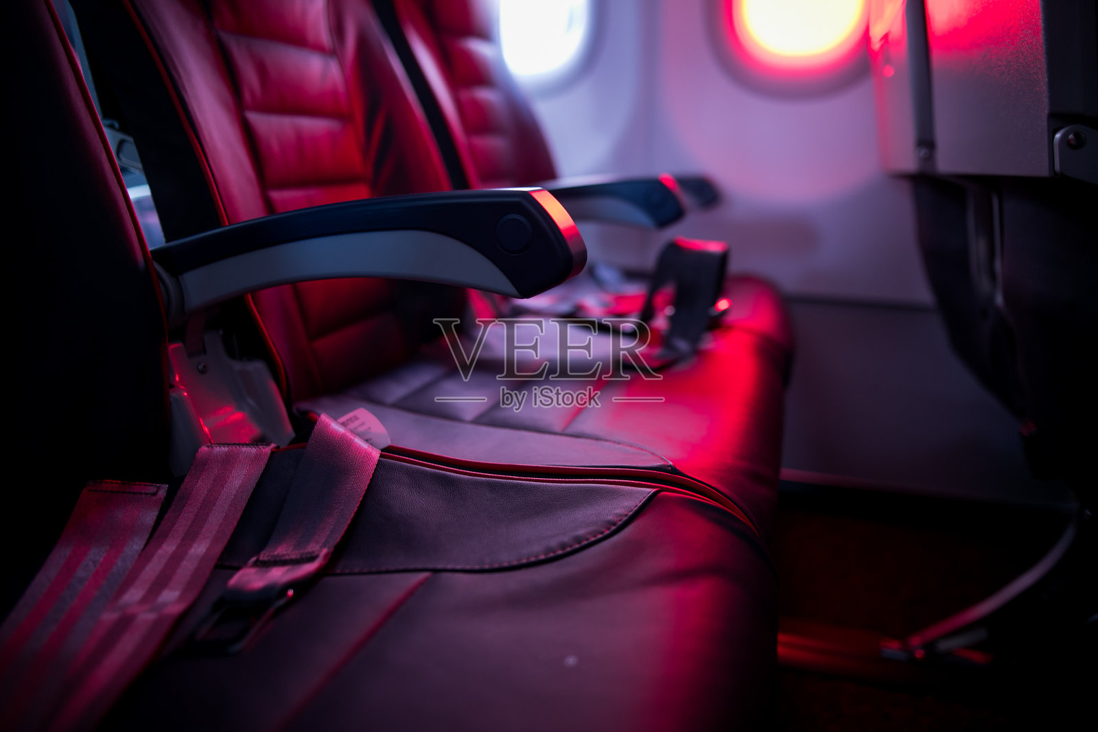 飞机客舱的座位。新廉价航空公司的经济舱不得延误或取消航班。照片摄影图片