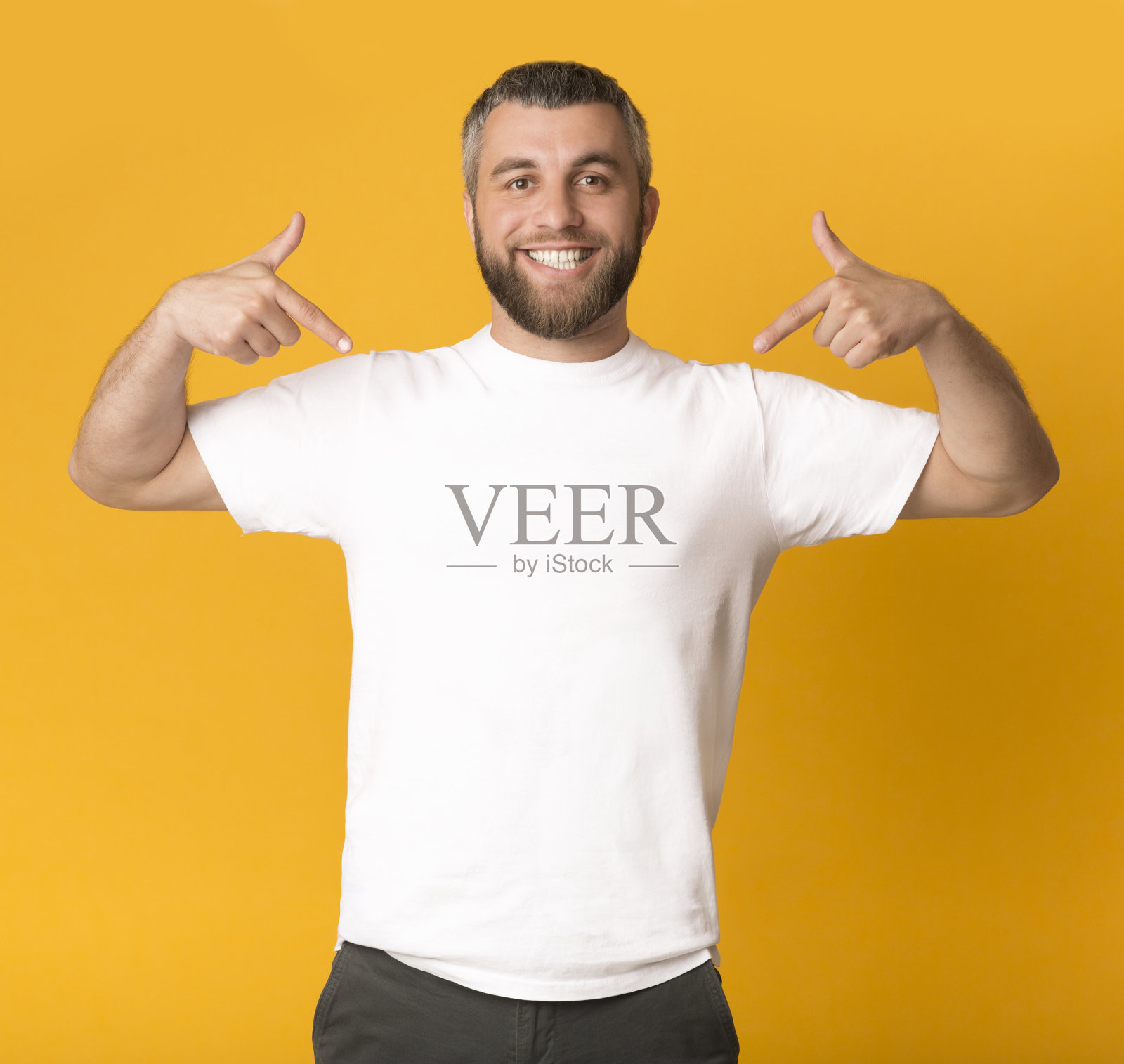 一个自信有魅力的白人在自我推销照片摄影图片