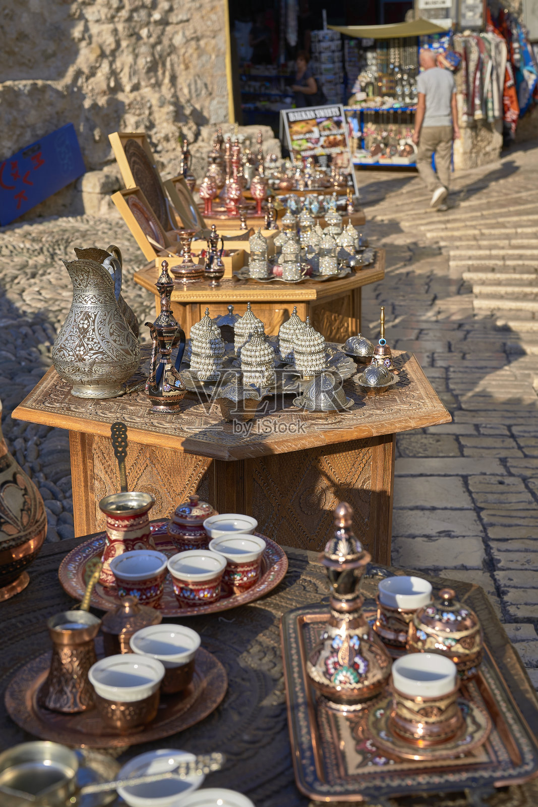 市场上的穆斯林茶壶照片摄影图片