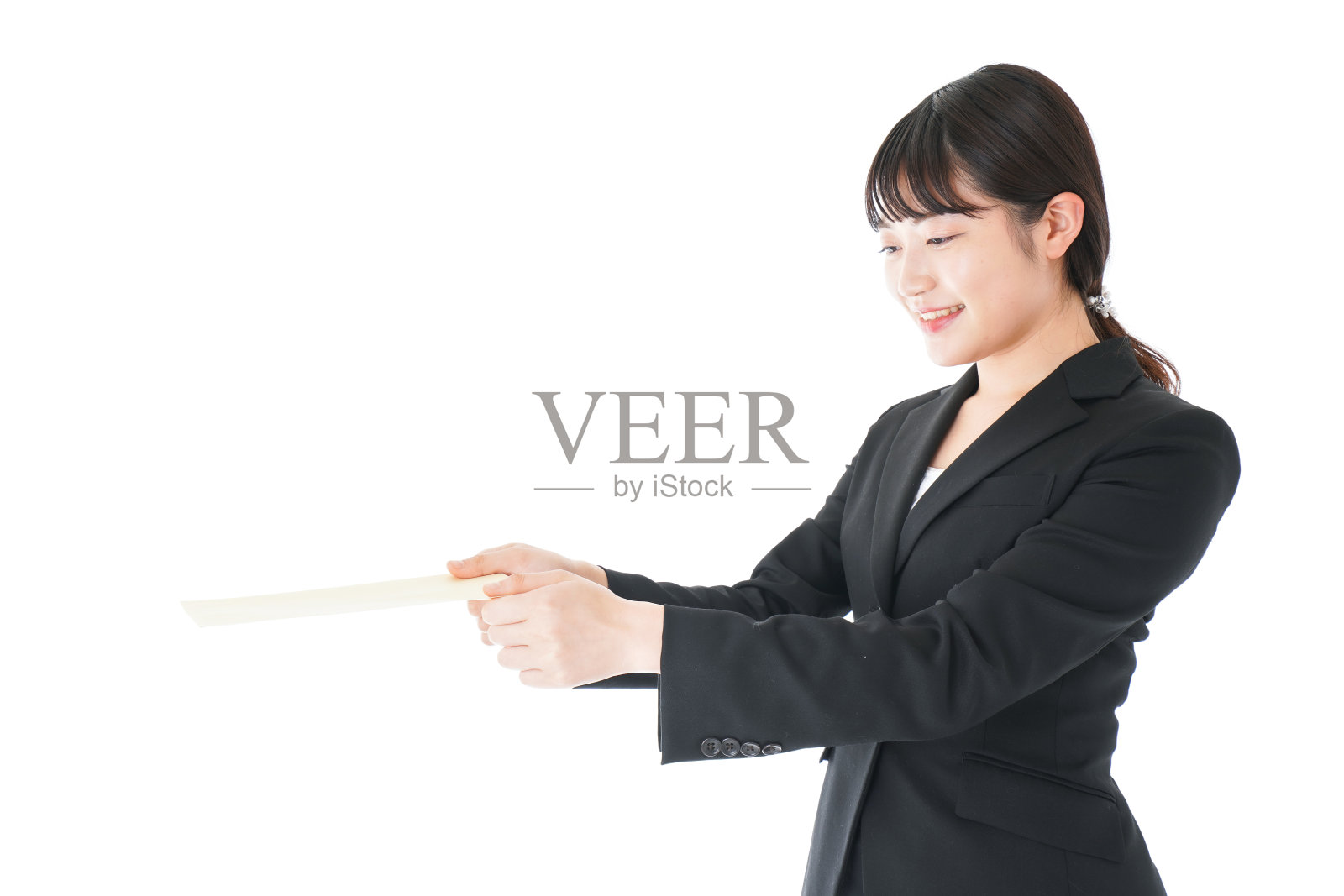 穿着西装提交文件的女商人照片摄影图片