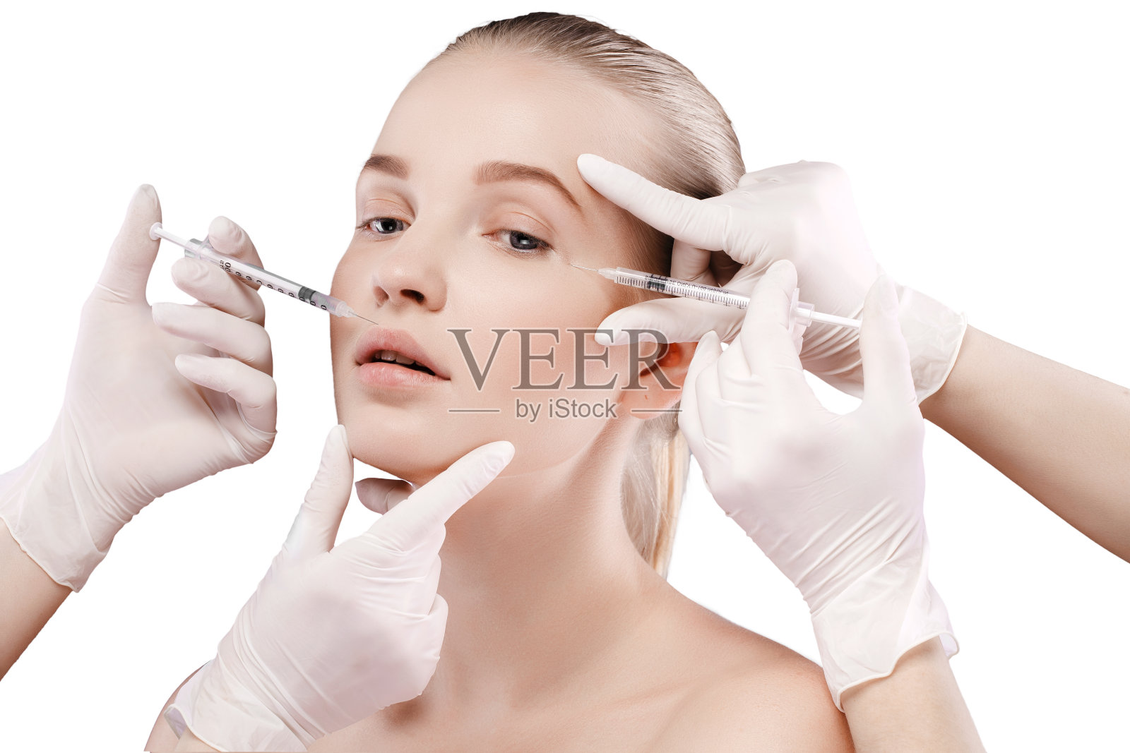 年轻女子被戴着手套的手包围着照片摄影图片