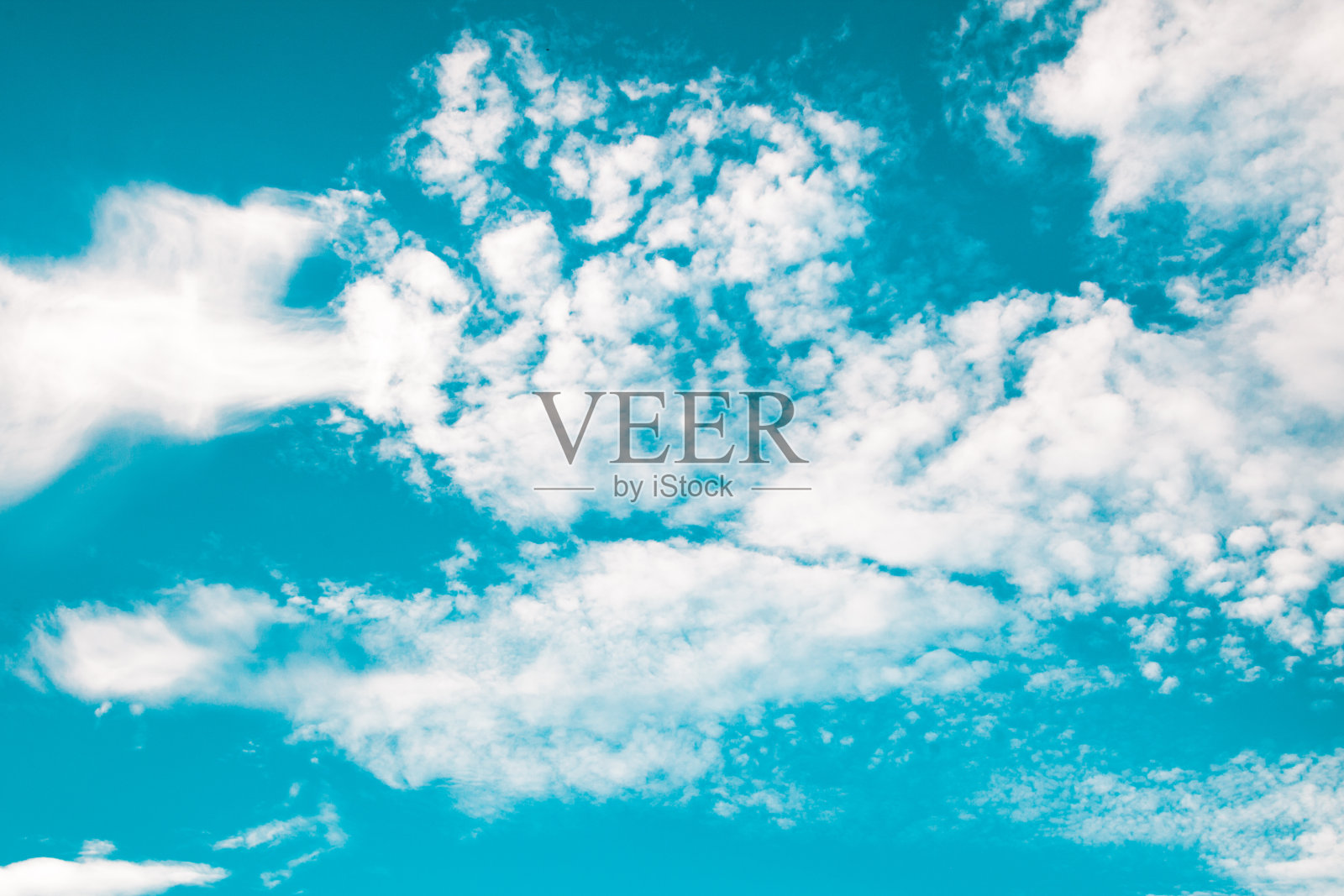 天空日光。自然的蓝天与云彩组成。照片摄影图片