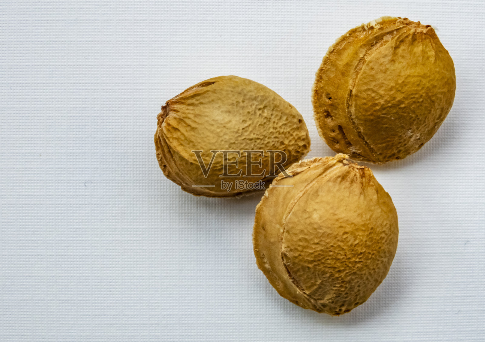 靠近杏仁在白色的背景。照片摄影图片