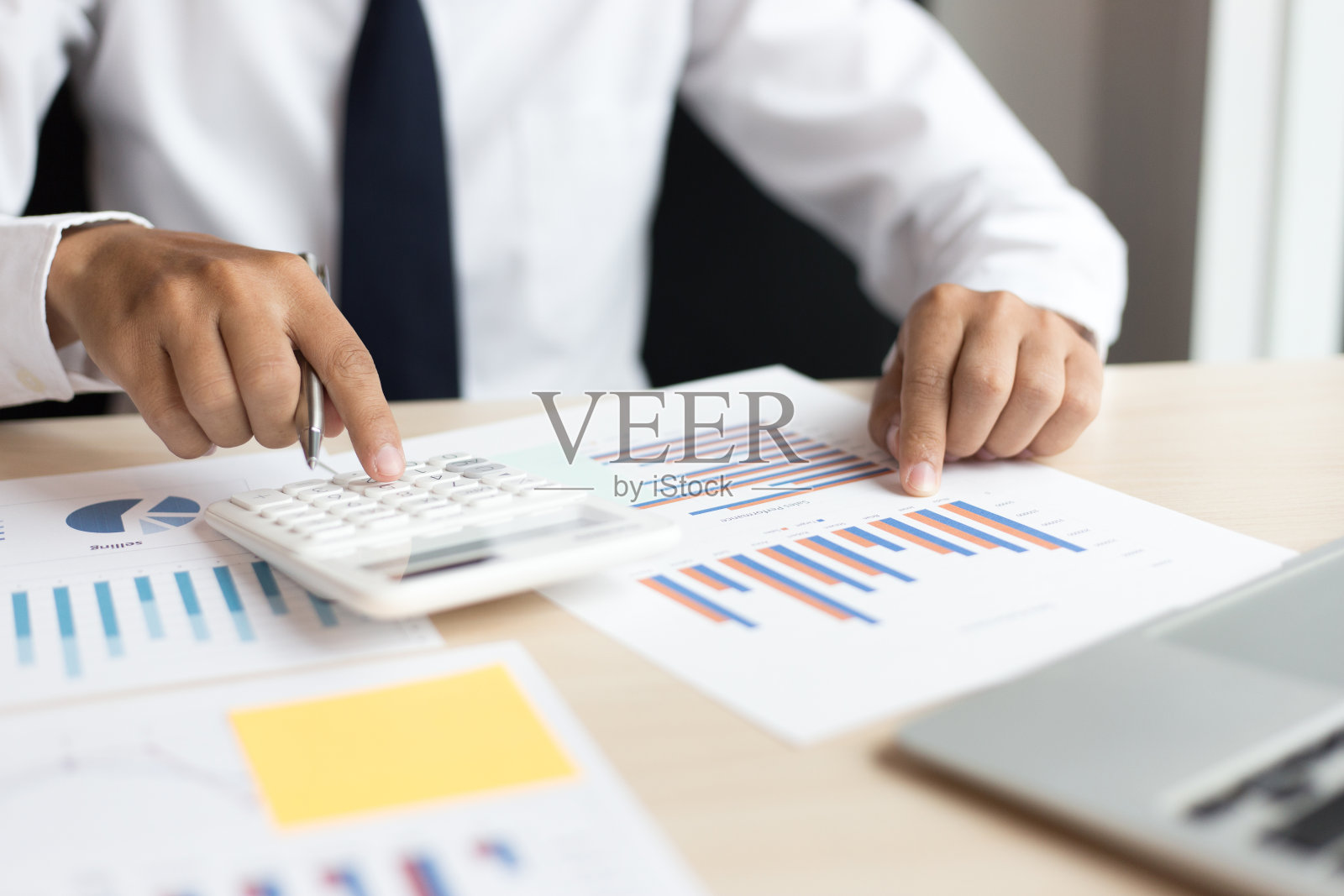 专业的投资者，商人高管正在工作和分析项目统计结果报告投资和计划战略营销，财务和会计概念照片摄影图片