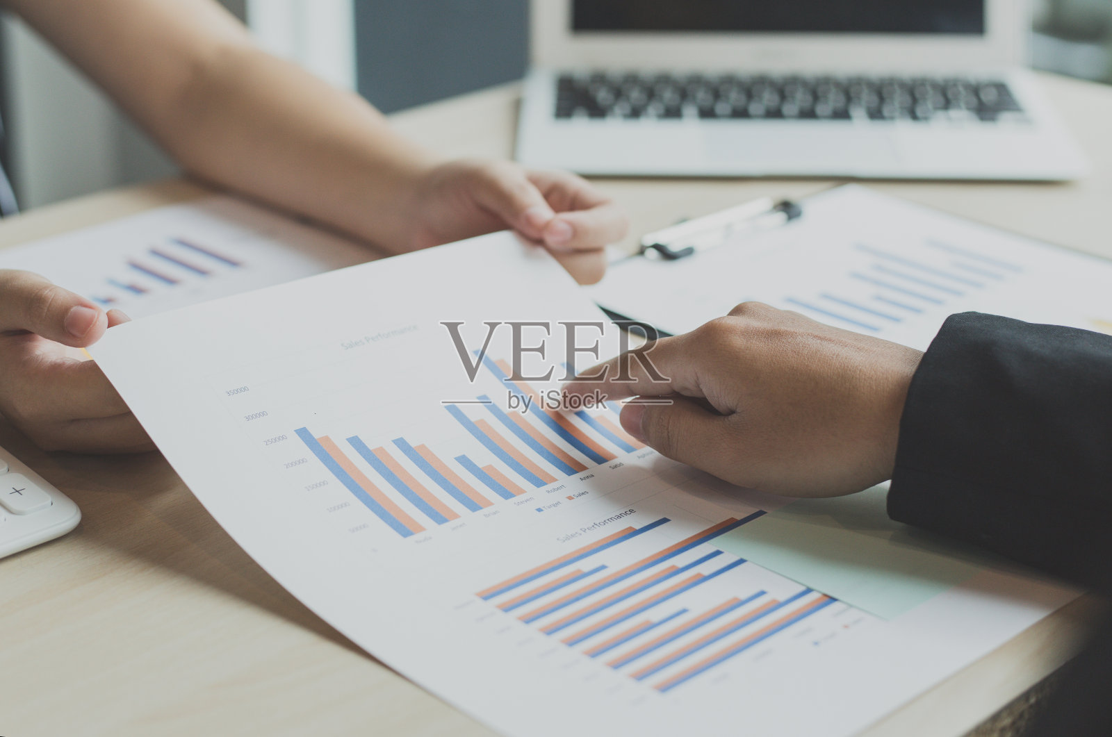 财务和投资规划，营销主管正在分析数据从总结图表统计，为高管，商务会议。照片摄影图片