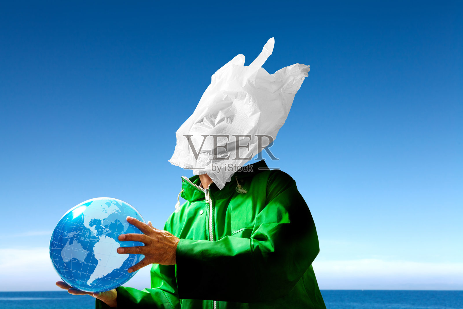 渔夫脸上挂着的塑料购物袋：超现实的微塑料环境和海洋污染照片摄影图片