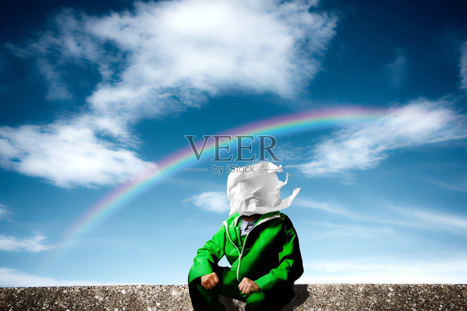 渔夫脸上挂着的塑料购物袋：超现实的微塑料环境和海洋污染照片摄影图片