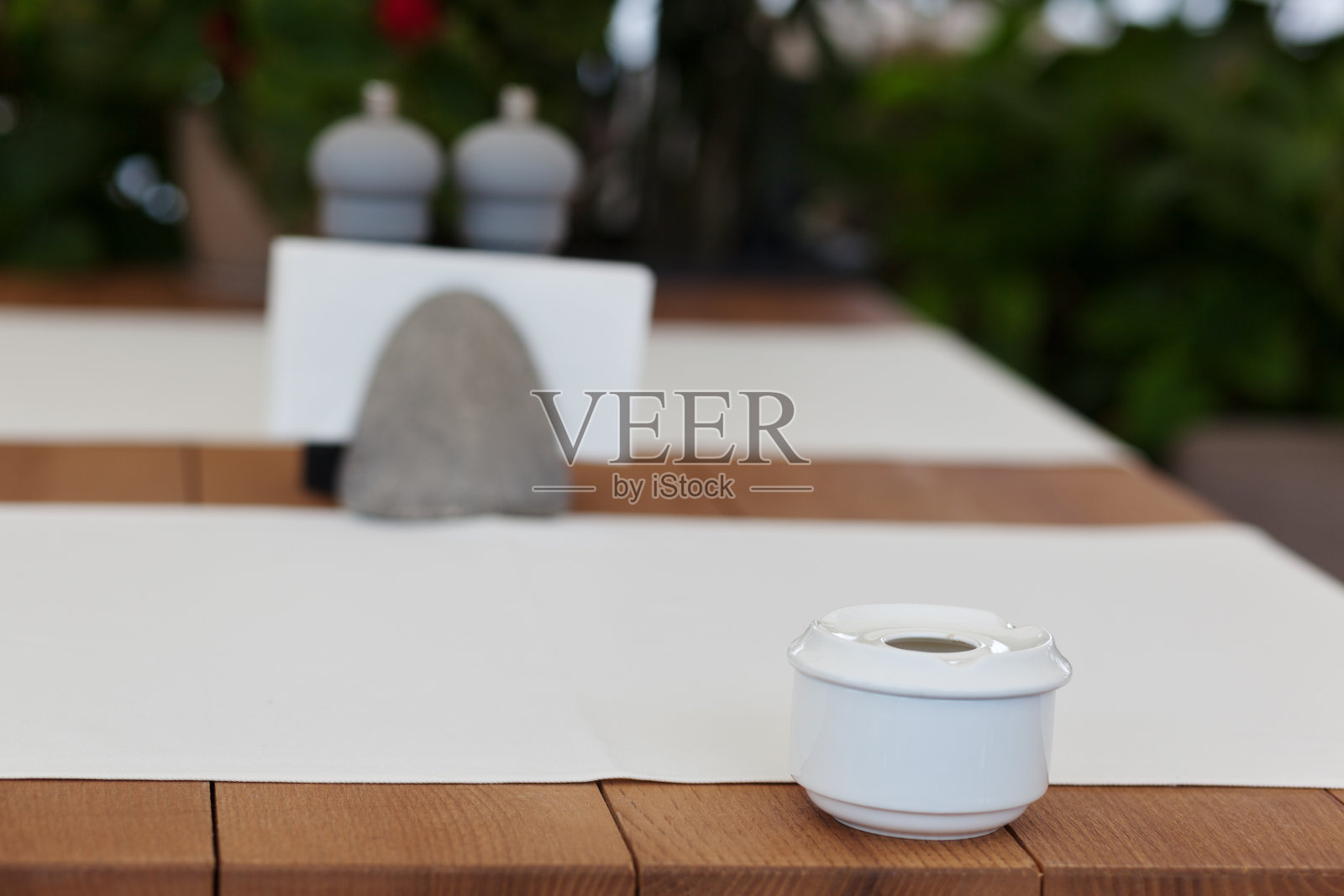 清空公园咖啡馆桌子上的烟灰缸。现代室内设计。度假和休闲的概念照片摄影图片