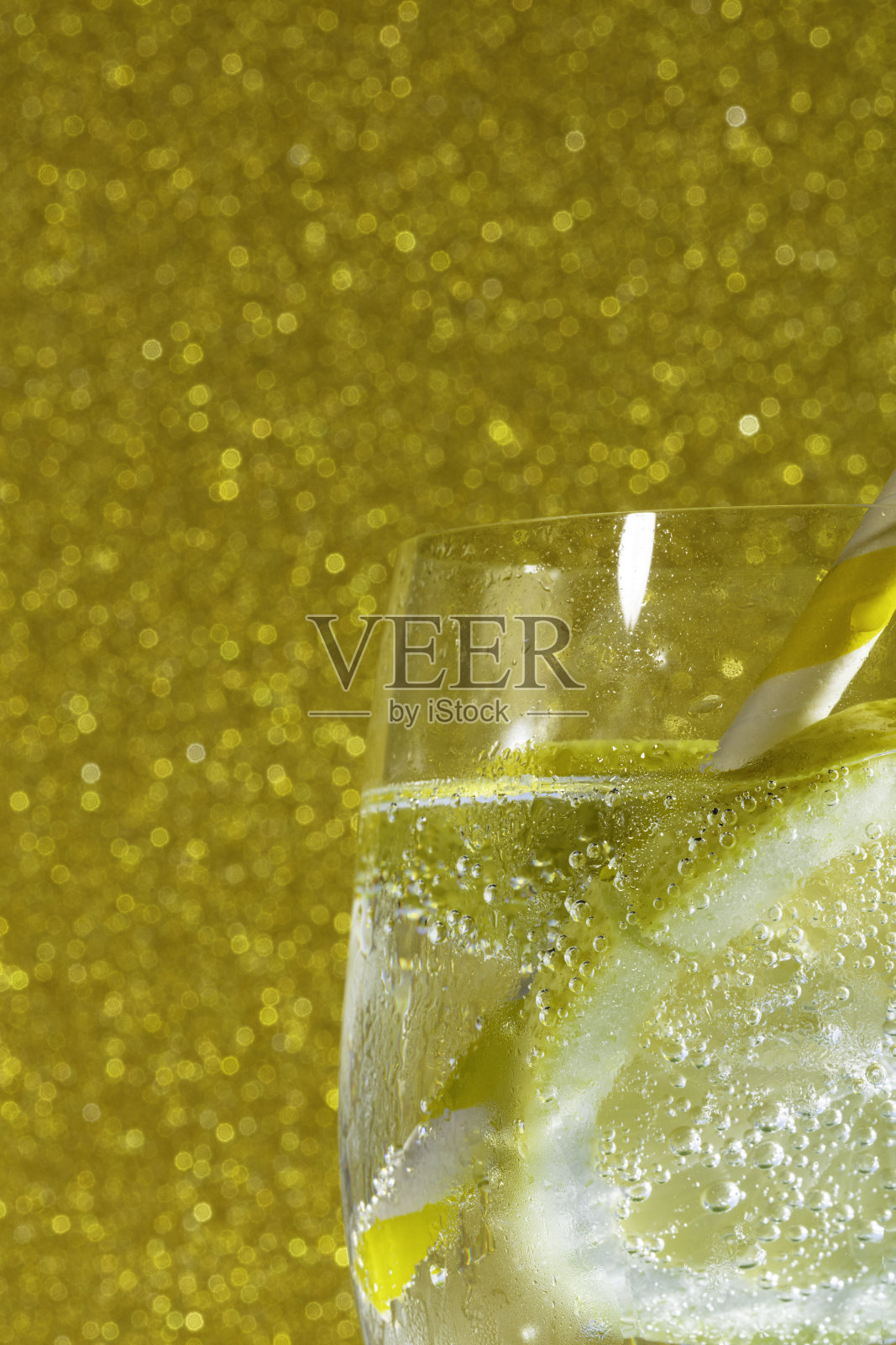 柠檬苏打水，金色底色照片摄影图片