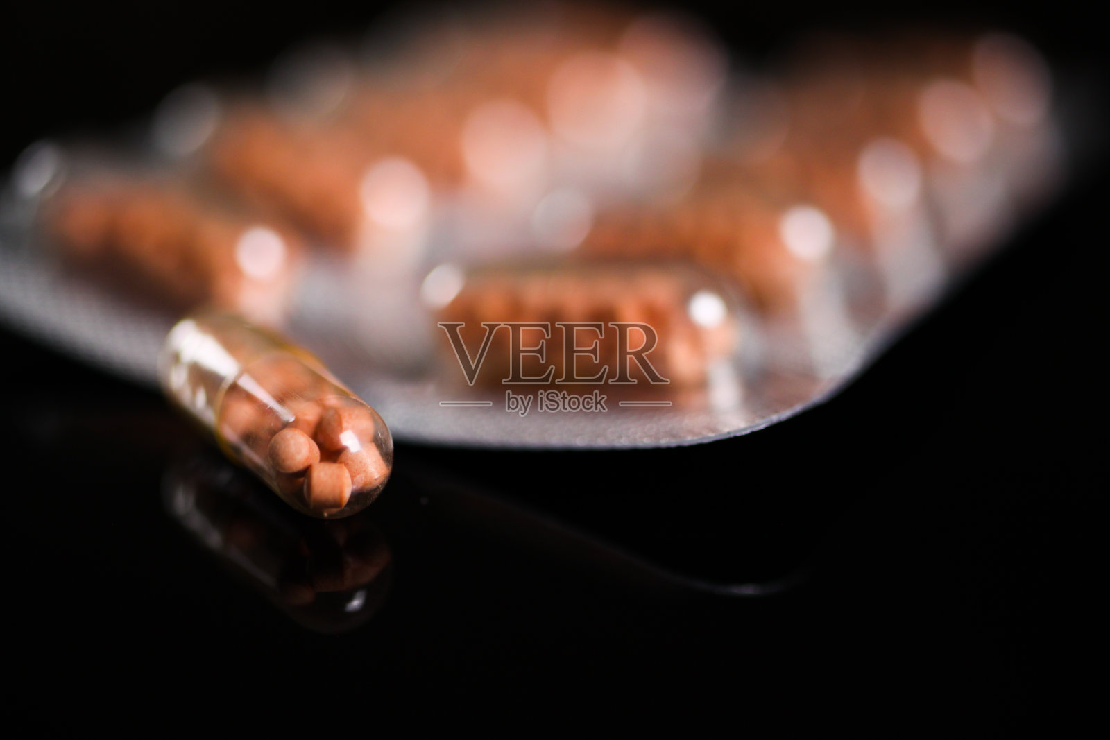 万客隆近距离胶囊药丸在银泡罩包装照片摄影图片