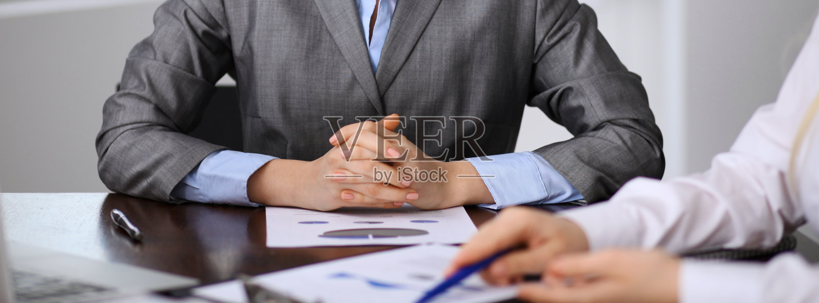 商务人士在会上讨论问题。谈判的概念。照片摄影图片