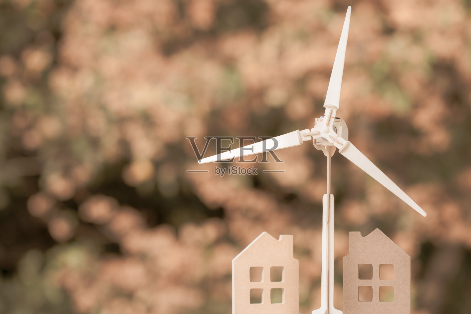 能源未来替代，电力可再生/清洁电力能源概念。家用/风力涡轮机显示绿色能源的使用储存背景。可选择的自然或环境保护照片摄影图片