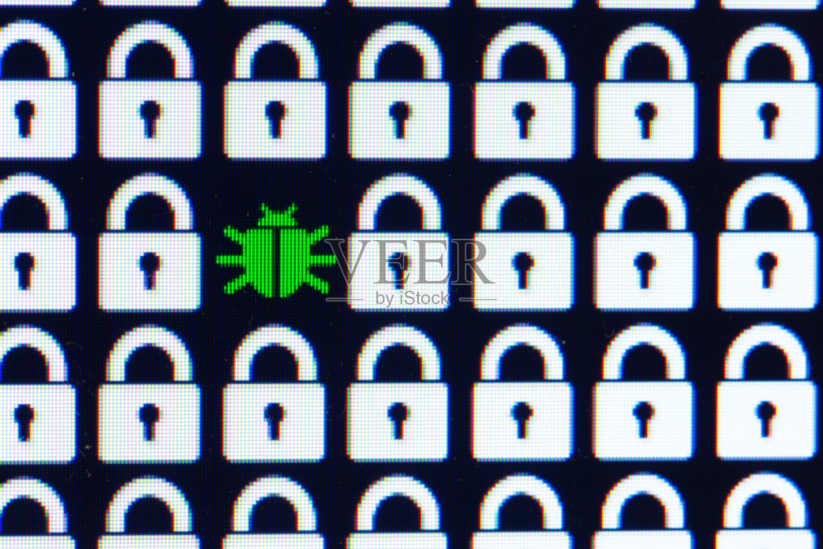 Bug是恶意软件和木马病毒的标志，在程序代码中。黑客攻击和盗窃个人信息和数据。白色像素锁和绿色Bug上的黑色背景，特写照片摄影图片