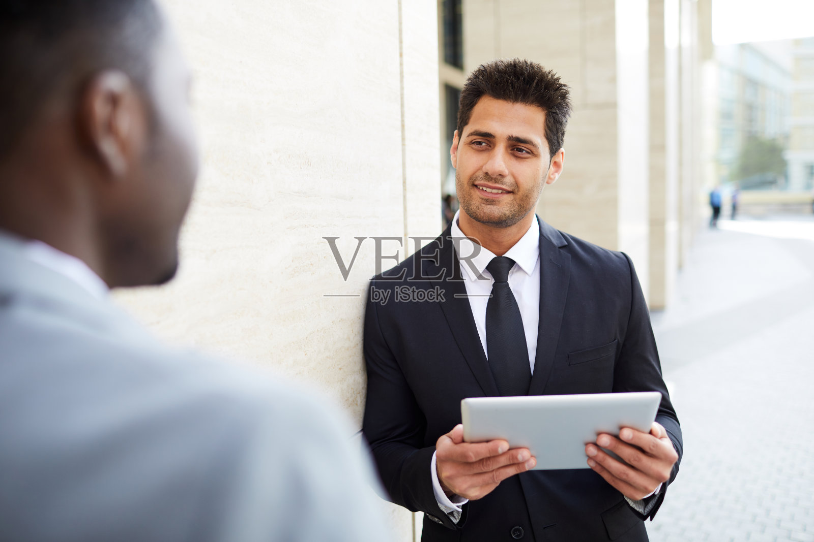 在户外使用数字平板电脑的商人照片摄影图片