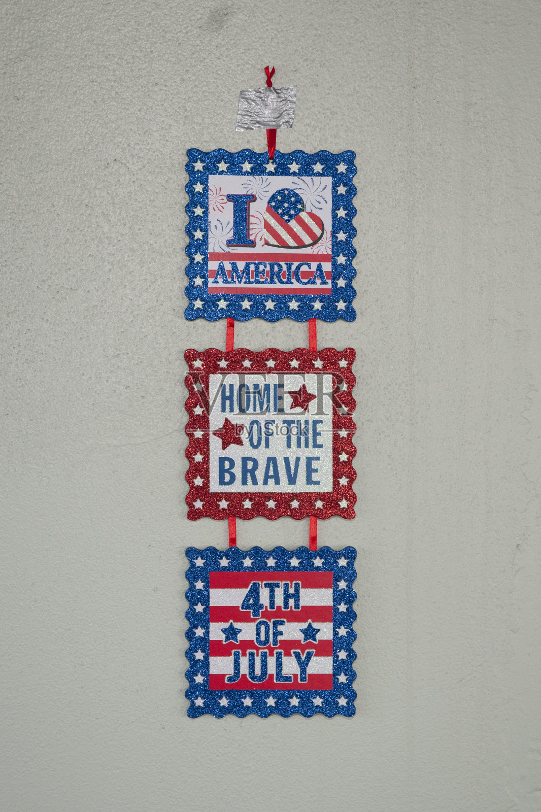 外面墙上挂着烧烤用的装饰品照片摄影图片