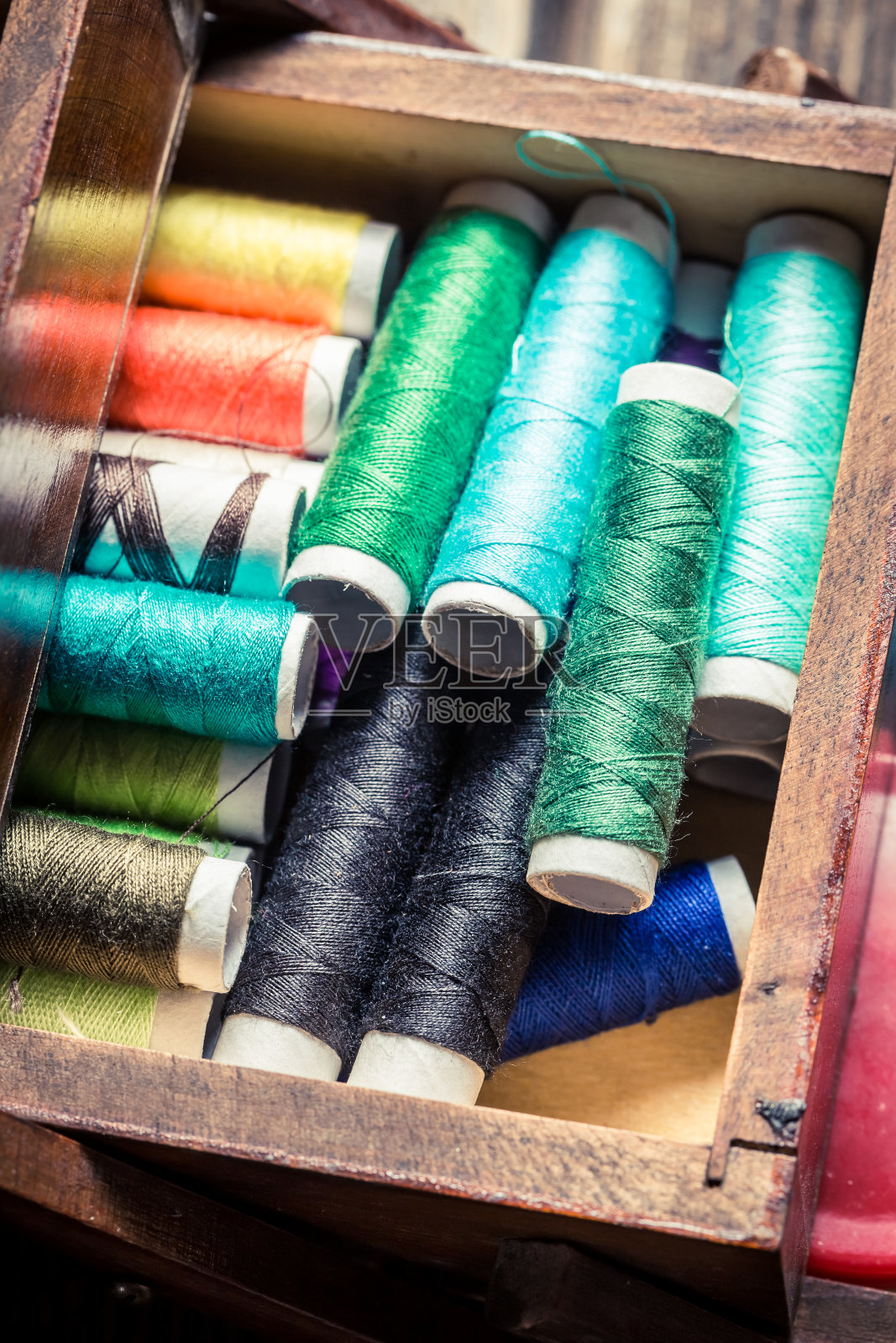 特写的裁缝的木制盒子与线和针照片摄影图片