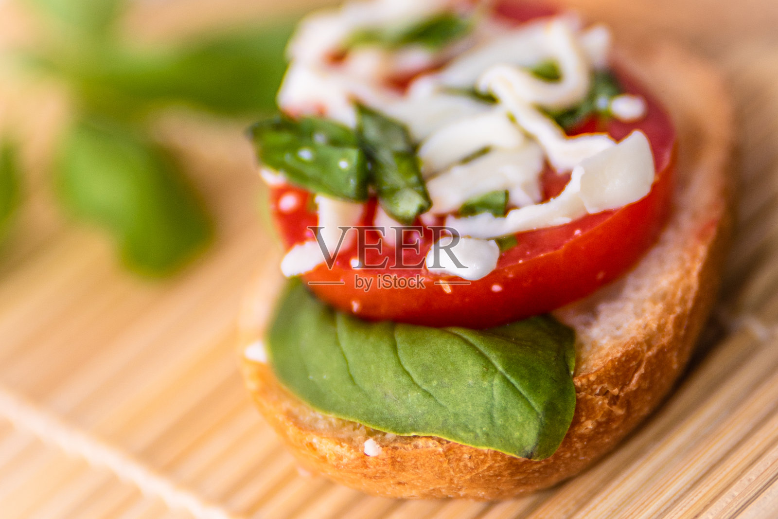 番茄罗勒马苏里拉-农场到餐桌的配料照片摄影图片