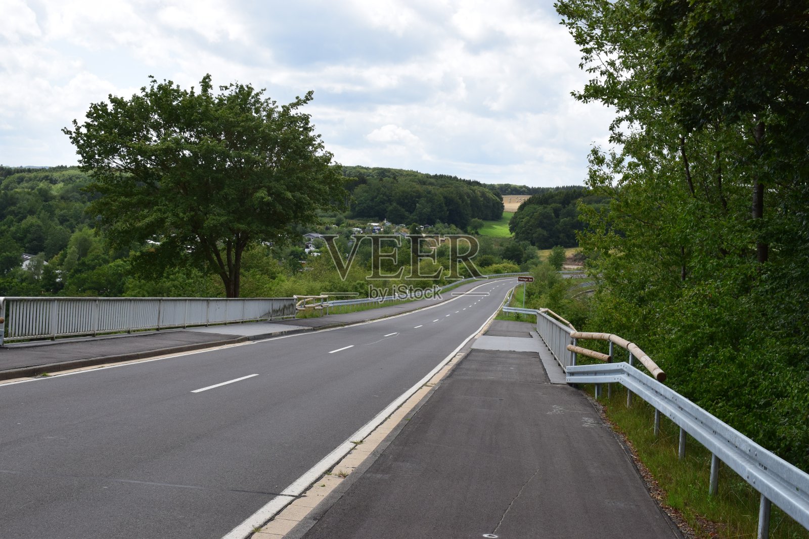 横穿大坝的乡村公路照片摄影图片
