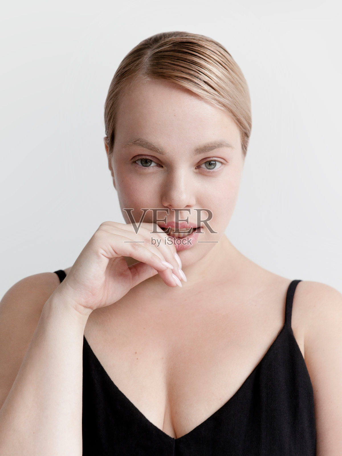 年轻美丽的女人加大尺寸的时装模特特写肖像照片摄影图片