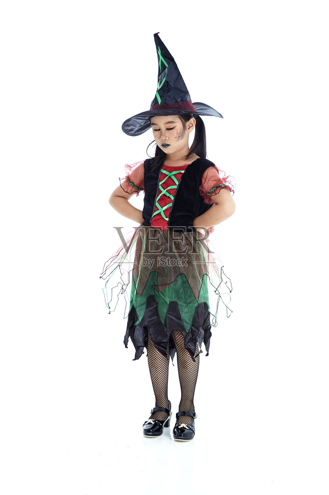 小亚洲女孩穿着女巫服装万圣节拿着南瓜桶白色照片摄影图片