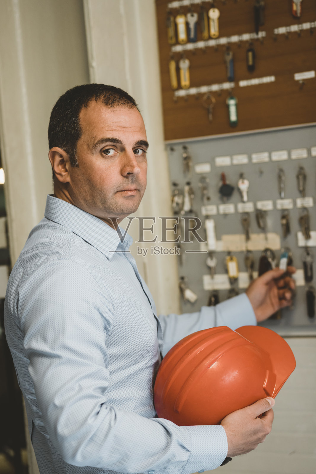 控制室的男工程师照片摄影图片