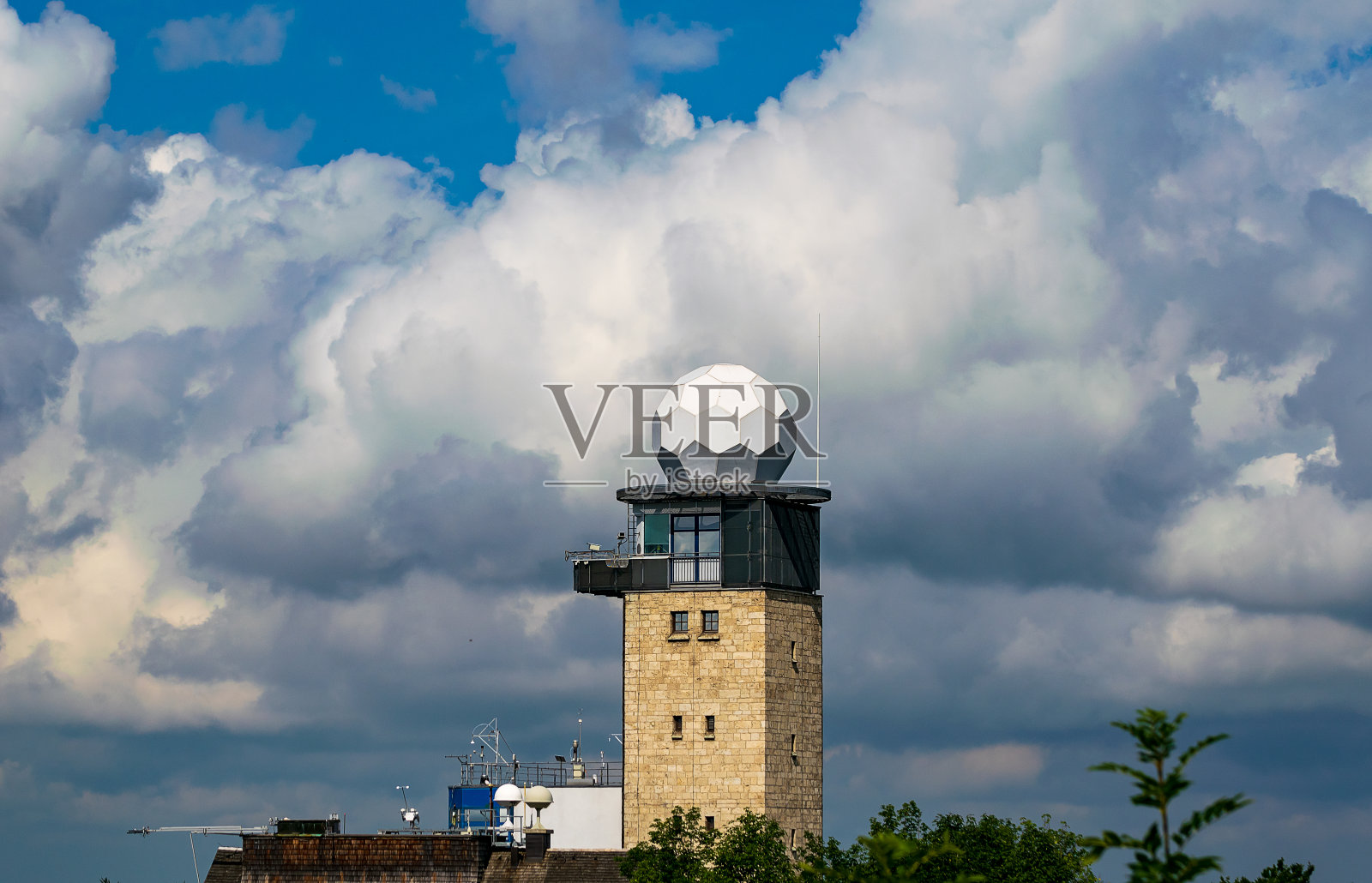 巴伐利亚阿尔卑斯山的气象站照片摄影图片