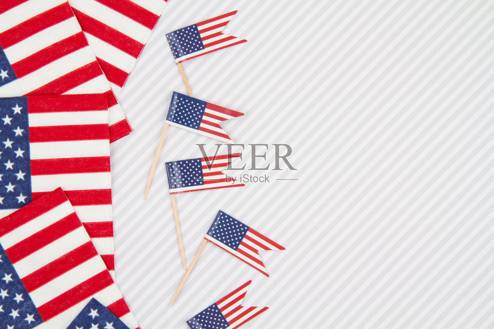 节日餐桌装饰用的饰物有美国国旗照片摄影图片